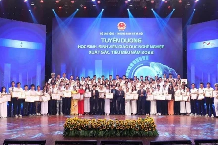 Tuyên dương 100 học sinh, sinh viên giáo dục nghề nghiệp tiêu biểu, xuất sắc tại lễ kỷ niệm Ngày Kỹ năng lao động Việt Nam năm 2022.