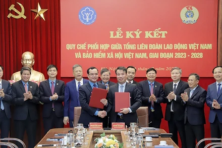 Chủ tịch Tổng Liên đoàn Lao động Việt Nam Nguyễn Đình Khang và Tổng Giám đốc Nguyễn Thế Mạnh ký Quy chế phối hợp công tác giai đoạn 2023-2028. (Ảnh: Tâm Trung)