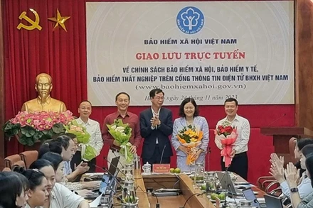 Phó Tổng Giám đốc Bảo hiểm xã hội Việt Nam Đào Việt Ánh tặng hoa khách mời, chuyên gia dự chương trình. (Ảnh: VSS)