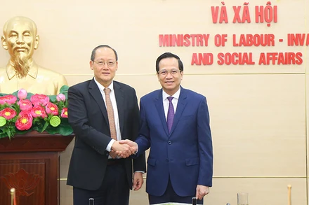 Bộ trưởng Lao động-Thương binh và Xã hội Đào Ngọc Dung và Bộ trưởng Nhân lực kiêm Bộ trưởng thứ hai Bộ Công thương Singapore Tan See Leng ngày 6/7/2023, tại Hà Nội. (Ảnh: Molisa)