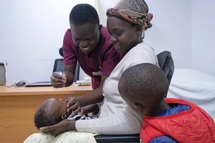 Một trung tâm khám bệnh cho trẻ em ở Kenya. (Ảnh AKDN)