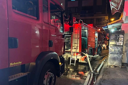 Xe cứu hỏa tới hiện trường vụ cháy chung cư mini tại phố Khương Hạ. (Ảnh: nhandan.vn)