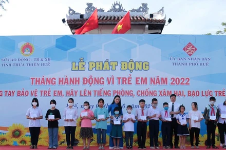 Trao học bổng cho trẻ em khó khăn ở các cơ sở, trung tâm bảo trợ xã hội đã đạt thành tích cao trong học tập tại Tháng hành động vì trẻ em năm 2022. (Ảnh: Công Hậu)