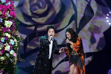 Ca sĩ Thu Phương hát cùng ca sĩ Tùng Dương tại đêm nhạc “Nỗi nhớ - Thanh xuân”, tháng 3/2023. (Ảnh: nhandan.vn)