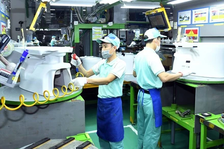 Lao động tại Công ty Toto Việt Nam, khu công nghiệp Thăng Long, Hà Nội. (Ảnh: MINH HÀ)