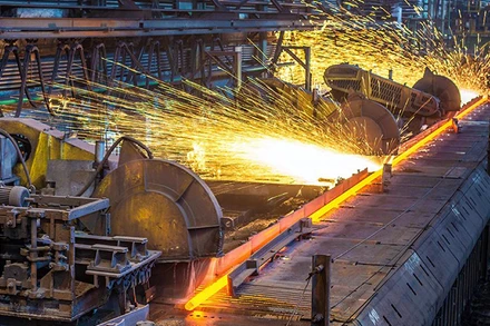 Sản xuất thép cán tại Tập đoàn Hòa Phát. (Ảnh: nhandan.vn)