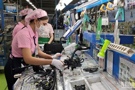 Lao động tại Công ty TNHH Yazaki EDS Việt Nam ở Bình Dương. (Ảnh: Trịnh Bình)