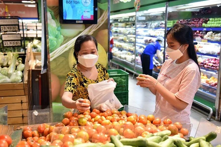 Khách hàng mua sắm tại hệ thống siêu thị Coopmart (Ảnh: nhandan.vn)