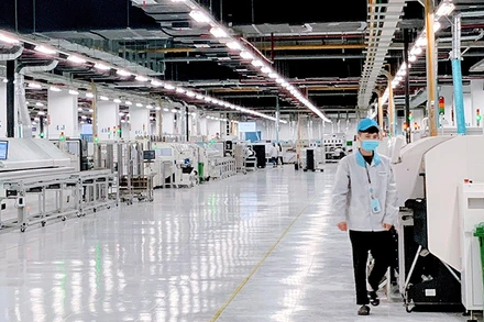 Lao động tại nhà máy sản xuất của Công ty Pegatron Việt Nam, khu công nghiệp DEEP C Hải Phòng. (Ảnh: Quang Dũng)