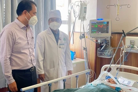 Lãnh đạo ngành y tế An Giang thăm hỏi bệnh nhân bị ngộ độc sau khi ăn chè đậu trắng từ thiện ở xã Long Điền A, huyện Chợ Mới, tỉnh An Giang ngày 4/2/2023. (Ảnh: Thanh Dũng)