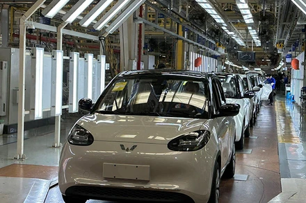 Kiểm tra sản phẩm ô-tô điện trước khi xuất xưởng tại nhà máy sản xuất ô tô Baojun, thành phố Liễu Châu, tỉnh Quảng Tây, Trung Quốc.