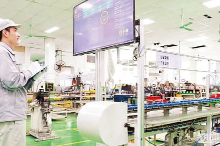 Dây chuyền sản xuất tự động tại Công ty cổ phần Bóng đèn Phích nước Rạng Đông. (Ảnh: nhandan.vn)