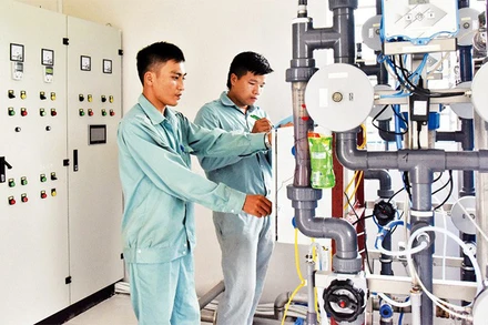 Công nhân Trạm cấp nước Nam Sơn 3, xã Nam Sơn, huyện Sóc Sơn, Hà Nội. (Ảnh: ĐĂNG DUY)