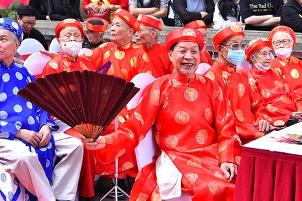 Người cao tuổi dự lễ hội chùa Láng, quận Đống Đa, Hà Nội vào tháng 4/2023. (Ảnh: THỦY NGUYÊN) 