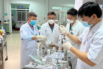 TS.BS Lê Quốc Hùng, Trưởng khoa Bệnh nhiệt đới và bác sĩ CKII Trần Thanh Linh, Trưởng khoa Hồi sức cấp cứu, Bệnh viện Chợ Rẫy có mặt tại Quảng Nam cấp cứu cho các bệnh nhân bị ngộ độc Botulinum. (Ảnh: Bệnh viện cung cấp)