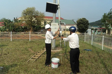 Cán bộ Đài Khí tượng thủy văn khu vực Trung Trung Bộ quan trắc và kiểm tra lắp đặt thiết bị quan trắc. (Ảnh: VNMHA).