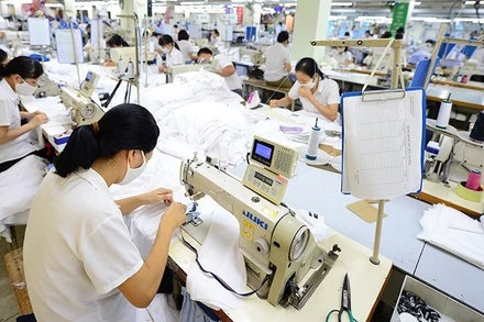 Sản xuất hàng may mặc xuất khẩu tại Tổng công ty May 10. (Ảnh: TRẦN HẢI)