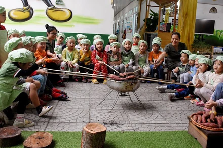 Học sinh Trường mầm non Ngọc Lan, quận Hải Châu, thành phố Đà Nẵng với giờ học trải nghiệm dưới sân trường. (Ảnh: Anh Đào)