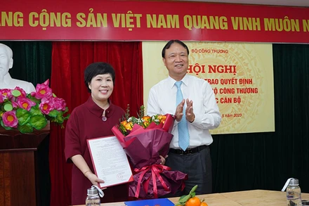 Thứ trưởng Đỗ Thắng Hải trao quyết định bổ nhiệm cho đồng chí Trương Thu Hiền. (Ảnh: Moit)