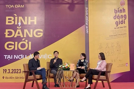 Các diễn giả trò chuyện tại tọa đàm. (Ảnh: Thanh Hoa)