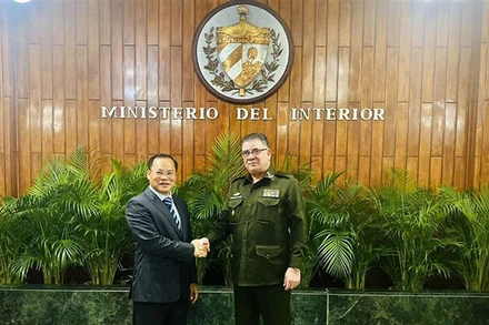 Thứ trưởng Nguyễn Văn Long và Trung tướng Lázaro Alberto Álvarez Casas, Ủy viên Bộ Chính trị, Bộ trưởng Nội vụ Cuba. (Ảnh: MPS)