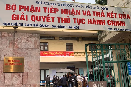 Người dân làm thủ tục cấp, đổi giấy phép lái xe trực tiếp tại Bộ phận tiếp nhận và trả kết quả giải quyết thủ tục hành chính của Sở Giao thông vận tải Hà Nội, 16 Cao Bá Quát, quận Ba Đình, đầu tháng 3/2023.(Ảnh: Nhật Quang)