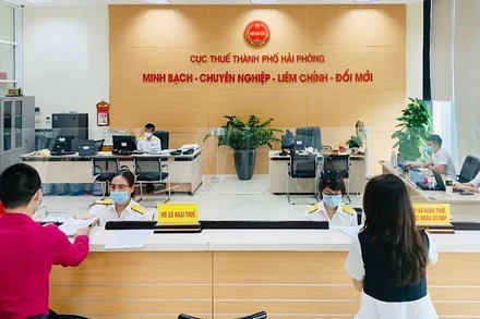 Giao dịch tại Cục Thuế Hải Phòng. (Ảnh: Quang Dũng)