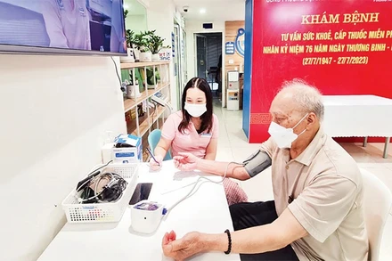 Khám, tư vấn sức khỏe và cấp thuốc miễn phí cho người có công trên địa bàn phường Đội Cấn, quận Ba Đình. (Ảnh: HÀ THU)