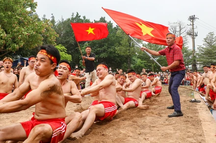 [Ảnh] Độc đáo nghi thức “kéo co ngồi” tại Lễ hội đền Trấn Vũ 2023