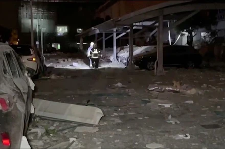 Lính cứu hỏa ở hiện trường vụ cháy tại nhà máy của Công ty HHCP khoa kỹ quốc tế Minh Dương, Bình Đông, Đài Loan (Trung Quốc), ngày 22/9 vừa qua. (Ảnh: CTI/qua Reuters TV)