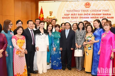 Thủ tướng Chính phủ Phạm Minh Chính chụp ảnh cùng các đại biểu dự gặp mặt đại diện giới doanh nhân Việt Nam, trong đó có các doanh nhân nữ tiêu biểu, ngày 11/10/2023 tại Hà Nội. (Ảnh: TRẦN HẢI)