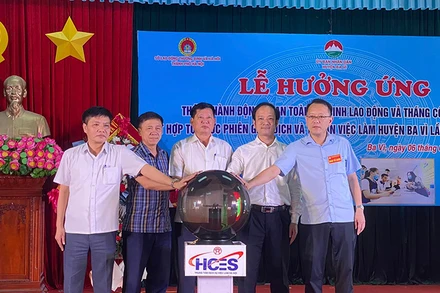 Các đại biểu bấm nút khai mạc chương trình. (Ảnh: HCES)