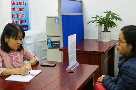 Phỏng vấn lao động tại phiên giao dịch việc làm ở Trung tâm Dịch vụ việc làm Hà Nội. (Ảnh: Nhật Quang)