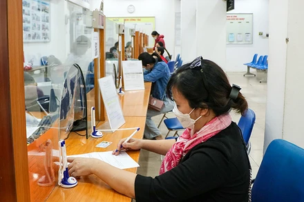 Lao động làm thủ tục về bảo hiểm thất nghiệp tại Trung tâm Dịch vụ việc làm Hà Nội. (Ảnh: Thủy Nguyên)