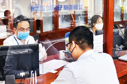 Giải quyết thủ tục hành chính cho người dân tại Bộ phận "một cửa" UBND quận Nam Từ Liêm, Hà Nội. (Ảnh Đăng Duy)