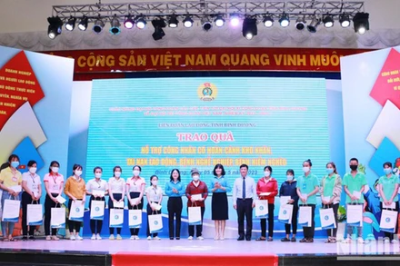 Các đại biểu và ban tổ chức trao quà cho công nhân lao động có hoàn cảnh khó khăn, tai nạn lao động, bệnh nghề nghiệp, bệnh hiểm nghèo.