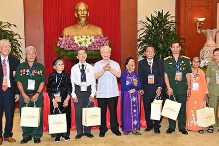 Tổng Bí thư Nguyễn Phú Trọng gặp mặt Đoàn đại biểu người có công với cách mạng tiêu biểu toàn quốc năm 2022 ngày 23/7/2022, tại Hà Nội nhân kỷ niệm 75 năm Ngày Thương binh-Liệt sĩ. (Ảnh: Đăng Khoa)