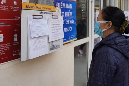 Người dân tìm hiểu thông tin về chi trả lương hưu tại Hà Nội. (Ảnh: VNPost)