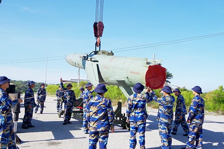 Bộ đội Lữ đoàn 679, Vùng 1 Hải quân cẩu tên lửa chuẩn bị diễn tập.