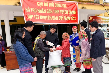 Cấp gạo hỗ trợ Tết Nguyên đán cho người dân tại Tuyên Quang. (Ảnh: GDSR)