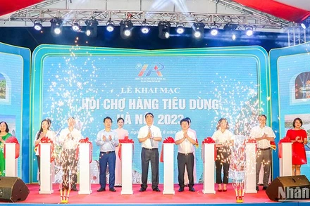Cắt băng khai mạc Hội chợ hàng tiêu dùng Hà Nội năm 2023. (Ảnh: NHẬT QUANG)