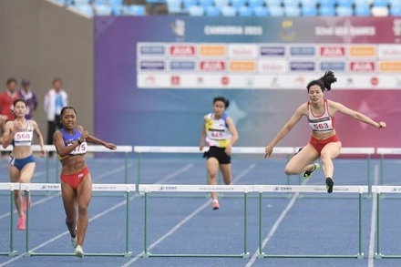 Chiều 11/5, Nguyễn Thị Huyền lập kỷ lục của điền kinh Đông Nam Á ở cự ly 400m rào nữ với thành tích 56 giây 29, cán mốc 12 Huy chương Vàng SEA Games trong sự nghiệp. (Ảnh: TTXVN)