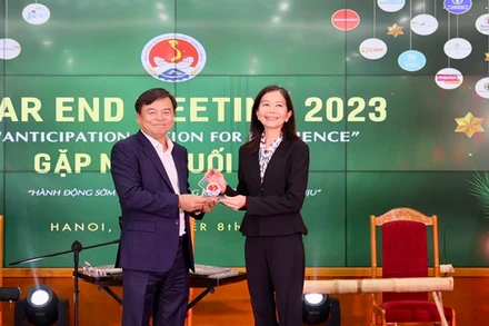 Thứ trưởng Nông nghiệp và Phát triển nông thôn Nguyễn Hoàng Hiệp chúc mừng Điều phối viên thường trú của Liên hợp quốc tại Việt Nam Pauline Tamesis đảm nhận vị trí Đồng Chủ tịch Đối tác giảm nhẹ rủi ro thiên tai. (Ảnh: Ban tổ chức) 