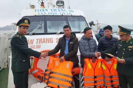 Đồn biên phòng Cô Tô (Quảng Ninh) vừa tuyên truyền, phổ biến Luật bảo vệ biển đảo cho các ngư dân huyện đảo Cô Tô.