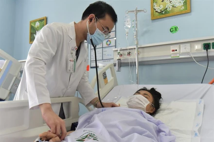 Điều trị cho bệnh nhân tại Bệnh viện Quân y 175. (Ảnh: nhandan.vn)