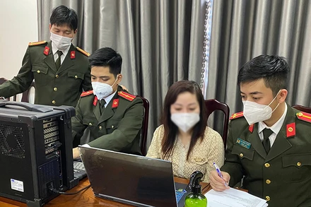 Cán bộ Phòng An ninh mạng và Phòng, chống tội phạm sử dụng công nghệ cao (Công an tỉnh Thừa Thiên-Huế) kiểm tra dữ liệu máy tính của đối tượng mua bán trái phép thông tin cá nhân. (Ảnh minh họa: PHƯƠNG THỦY)