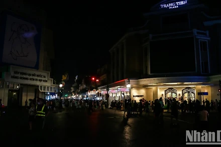 Khu vực trung tâm Hà Nội hạn chế tối đa các thiết bị chiếu sáng, tháng 6/2023/ (Ảnh: Nam Quang)