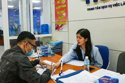 Lao động tìm hiểu thông tin tại Trung tâm Dịch vụ việc làm Hà Nội. (Ảnh: Nhật Quang)