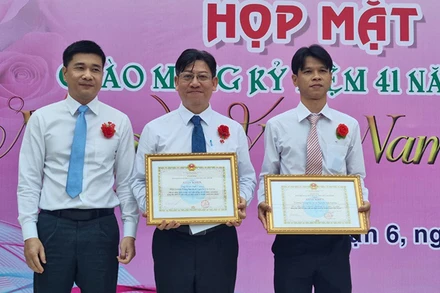 Thành phố Hồ Chí Minh trao giấy khen tới tập thể Trường trung học cơ sở Nguyễn Văn Luông, quận 6, và thầy giáo Đinh Phú Cường - Hiệu trưởng của nhà trường. (Ảnh: Tâm Trung)