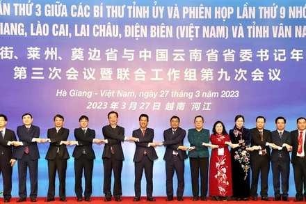 Lãnh đạo các tỉnh biên giới Việt Nam và tỉnh Vân Nam (Trung Quốc) chụp ảnh đoàn kết chúc mừng thành công hội nghị.